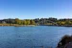 Amplia vista del río con el puente de la Illa das Esculturas en la distancia