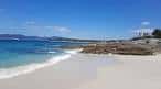 Playa de arena blanca y aguas cristalinas en Vigo