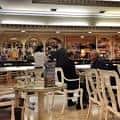 Zona de barra y servicio en el interior de la Cafetería Luces de Bohemia