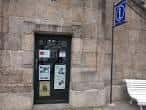 Entrada principal de la Oficina de Turismo de Betanzos con señalización
