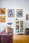 Interior del Espacio Decadent con vitrina de antigüedades, cuadros y mobiliario rústico