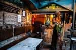 Acogedora zona de asientos en el interior de Pub Momo con mobiliario de madera