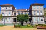 Vista frontal de la Subdelegación del Gobierno en Pontevedra con jardín