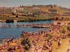 Vista de la zona de baño exterior del Club Fluvial de Lugo con bañistas