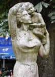 Escultura de mujer con niño en brazos en la Praza de Compostela