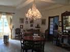 Salón principal de la Casa Museo con araña de cristal y mobiliario de época