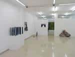 Amplio espacio interior de la Galería Marisa Marimón con obras de arte contemporáneo