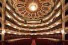 Interior del Teatro Rosalía de Castro con vista a los palcos y el techo ornamentado