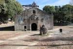 Fachada principal de la Capilla de los Remedios en un día soleado