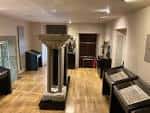 Sala de exposición del museo con piezas arqueológicas y vitrinas