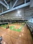 Interior del Pabellón de Navia mostrando la cancha y la estructura del techo