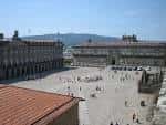 Vista aérea de la Praza do Obradoiro con edificios históricos bajo el sol