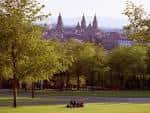 Vista panorámica del Parque de Bonaval con la Catedral de Santiago al fondo