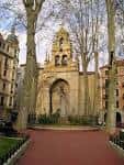 File:Bilbao San Vicente de Abando Bell Gables.JPG - Wikimedia Commons