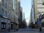 Vista general de la calle peatonal Benito Corbal con edificios a ambos lados.