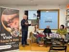 Evento de presentación de libro en el interior de la Libraría Pedreira