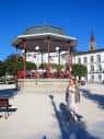 Templete de la Plaza Mayor de Lugo bajo un cielo azul despejado