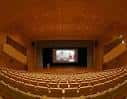 Interior del Auditorio Sede Afundación con pantalla en el escenario