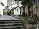 Calle empedrada con la fachada de O Parvadas en Pontevedra