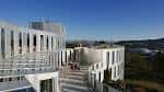 Edificio moderno de la Universidad de Vigo con diseño curvo