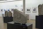 Interior de la sala de exposiciones con esculturas y obras de arte