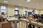 Interior de un aula o sala de conferencias con mesas y sillas