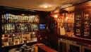 Barra de bar de Modus Vivendi con estanterías llenas de botellas