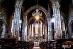 Nave central de la Iglesia de Santiago con columnas y lámpara colgante