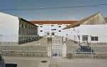 Fachada exterior del IES As Mariñas en Betanzos con verja de acceso