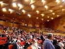 Auditorio lleno de público durante un evento