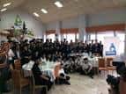 Salón de eventos o comedor con asistentes