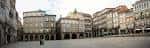 Vista panorámica de la Praza Maior de Ourense con edificios históricos.