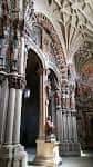 Arcos y columnas ornamentadas en el interior de la Catedral de Ourense