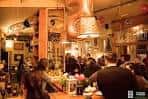 Ambiente interior de la Taberna Zentola con clientes y decoración