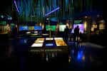 Sala Humboldt con exhibiciones interactivas y pantallas iluminadas