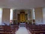 Vista del altar y las naves de la Iglesia de San José de Pontevedra con los bancos vacíos