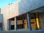 Fachada moderna del Centro Sociocultural de Aríns con entrada amplia