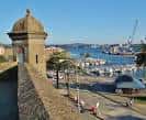 Fortaleza del Baluarte con vistas al puerto de Curuxeiras y la marina