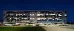 Fachada principal del Complejo Hospitalario Universitario de Ourense iluminada de noche