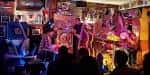 Escenario con banda y público en un concierto en Borriquita de Belém