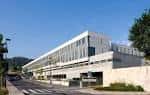 Edificio moderno del Campus de Elviña con fachada de cristal y hormigón