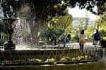 Fuente de la Praza de Compostela con personas paseando