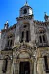 Primer plano de la fachada y torre de la Iglesia Castrense de San Andrés