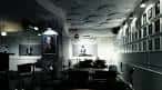 Ambiente interior nocturno del café con iluminación tenue