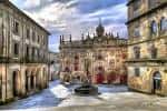 Plaza de Platerías con iluminación dramática y arquitectura detallada.