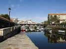 Muelle del río Mandeo con embarcaciones y el Puente Viejo de Betanzos al fondo