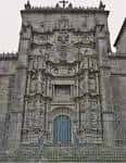 Detalle de la portada principal ricamente ornamentada de la Basílica