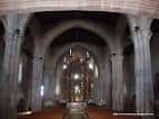 Interior de la iglesia mostrando la nave central y las bóvedas góticas.