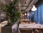 Salón comedor luminoso con plantas decorativas y mesas preparadas
