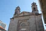 Concatedral de Santa María de Vigo vista desde abajo con edificios circundantes